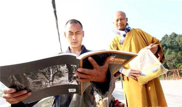 中国真正的"苦行僧":三步一拜走完四大名山,脚上茧比鞋底还硬_释正弘