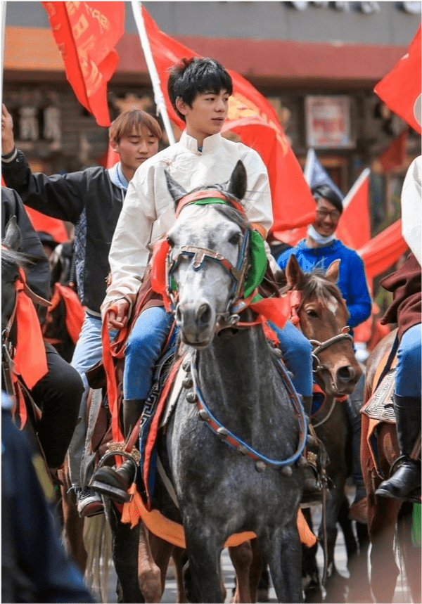 丁真参加马术大赛落败,站冠军面前强颜欢笑,获颁"永远的赛马王子"安慰