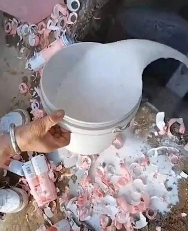 官媒批评为打投偶像倒牛奶行为评论区集体抵制余景天喊话他退赛