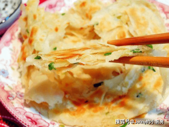 做葱油饼 和面有讲究 做对了外酥里软 比发面饼好吃多了 烫面