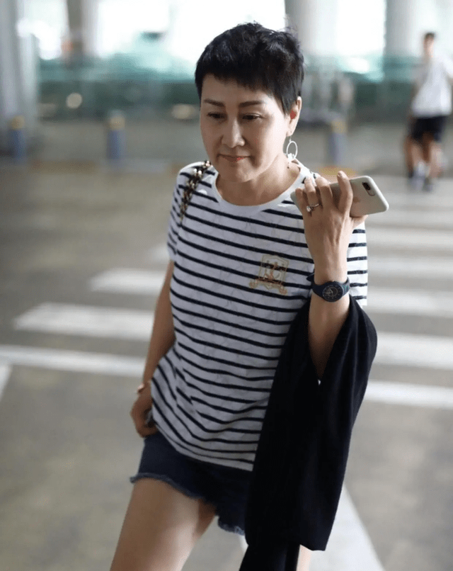 张凯丽是中年人穿搭模板,条纹t恤配牛仔短裤,洋气减龄不张扬