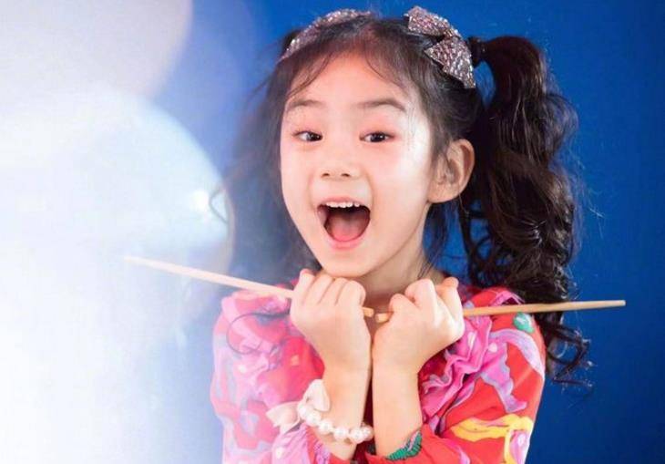 lucky6岁生日写真释出长成翻版戚薇靠颜能在星二代中称霸