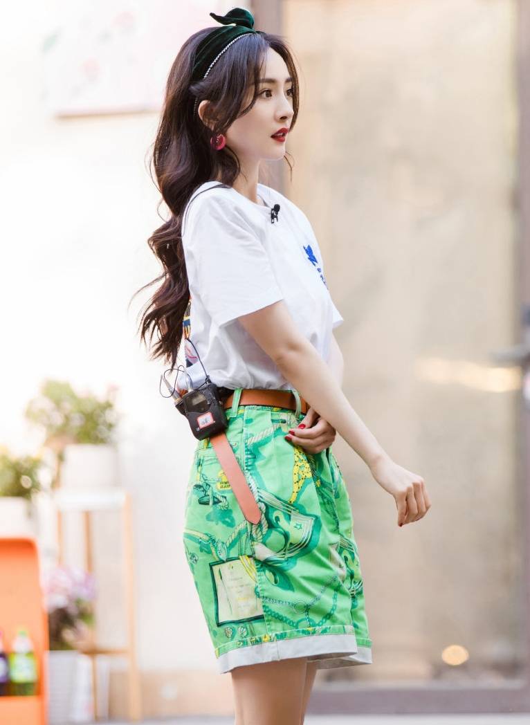 杨幂录综艺太拼短裤短袖齐上身真显身材瘦可冻到缩肩膀太可怜