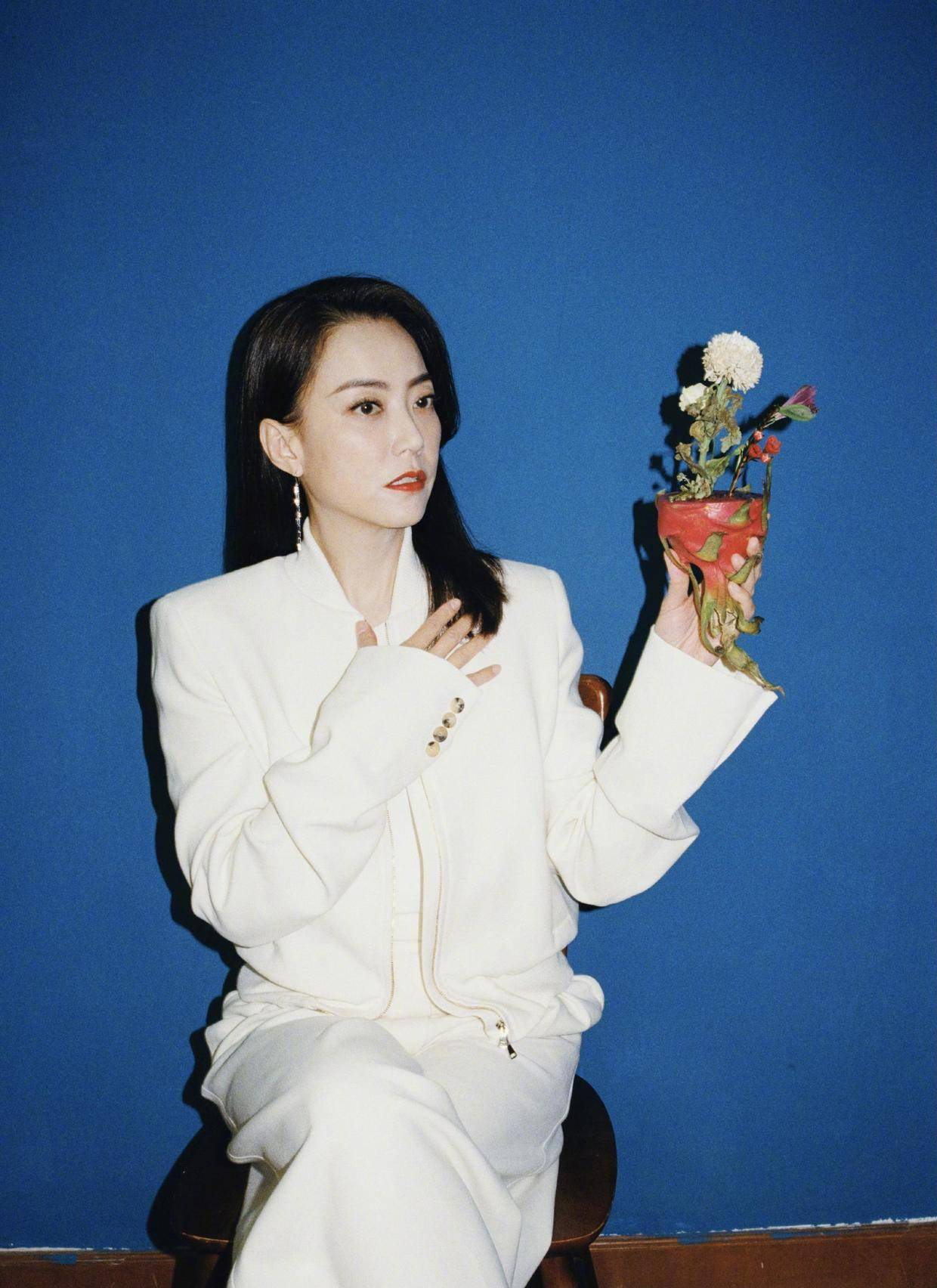 原创霍汶希气质真绝了穿黑色西装套装高级干练很有女企业家风范