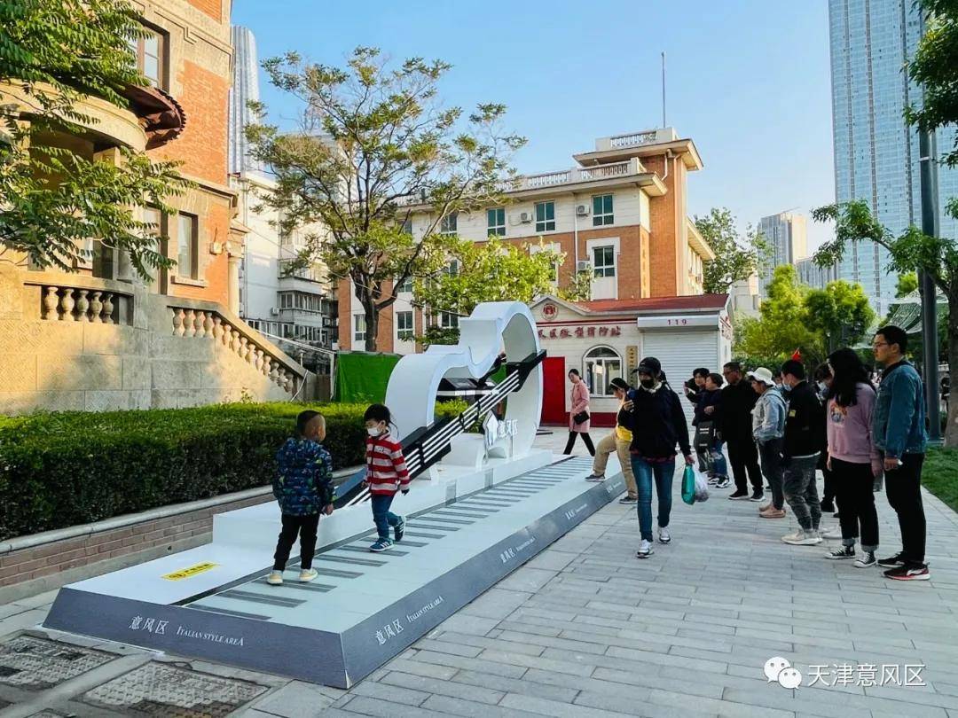 民族路上不时有钢琴声传来,原来是路人走过地板钢琴时发出的曼妙琴音