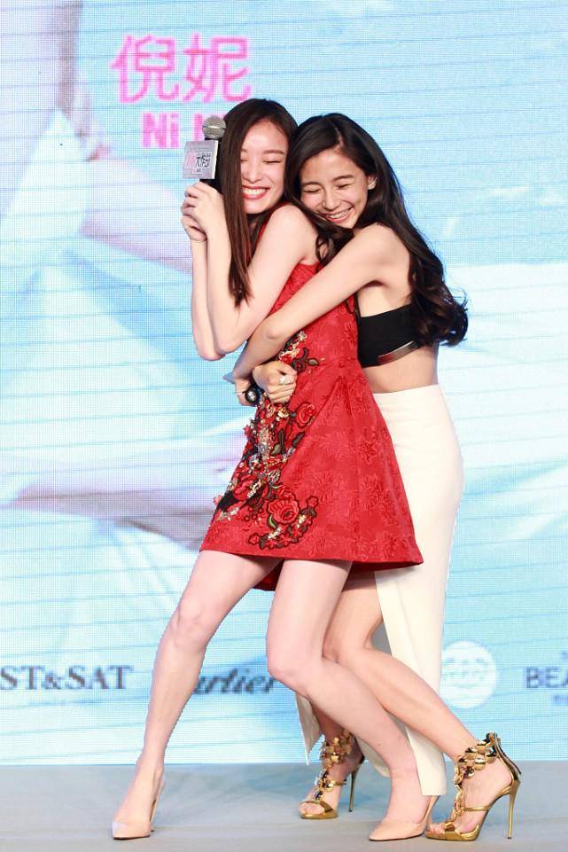 倪妮和杨颖合影谁留意到两人的摆拍动作关系好不好一目了然