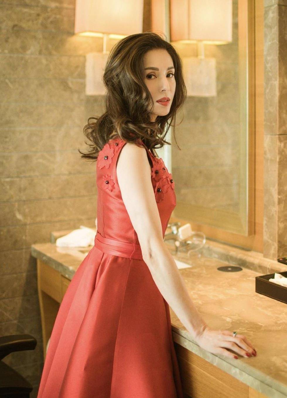 李若彤54岁状态如少女一袭长裙美艳动人小龙女风姿不减当年