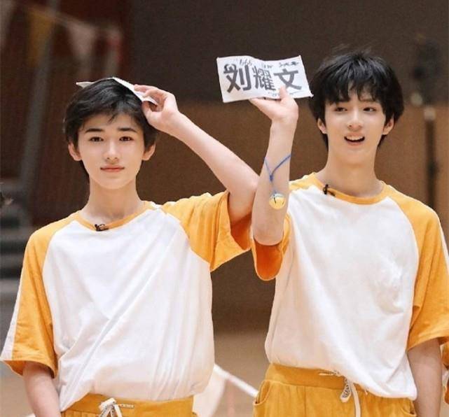 《王牌对王牌6》主持阵容变动,新主持人竟是王源师弟?_宋亚轩