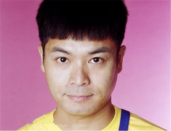 他因演傻子出名,因此获得三次视帝,被称为张国荣接班人_郭晋安