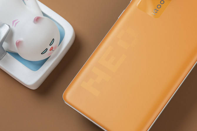方面|iQOO Neo5像素橙开箱：5万方格致敬像素风游戏元素