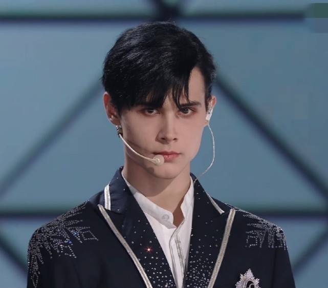 利路修成团夜唱初舞台,竟成最开心的一次表演,即将