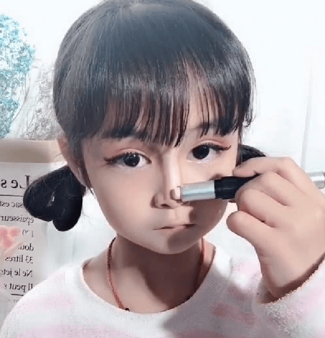 趁妈妈不在,小学生偷偷化妆,看到样子后网友表示自愧不如!