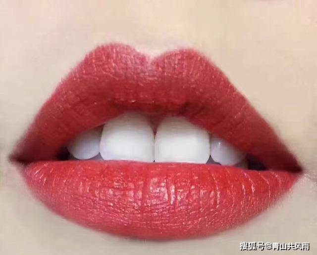 原创官夫人面相贵气,天仓开阔吃穿不愁