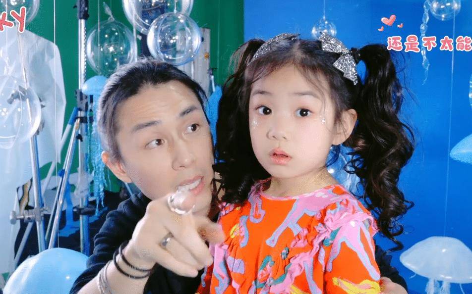 lucky眼神总是飘忽不定,谁注意戚薇夫妇干了啥?犹如救场典范_李承铉