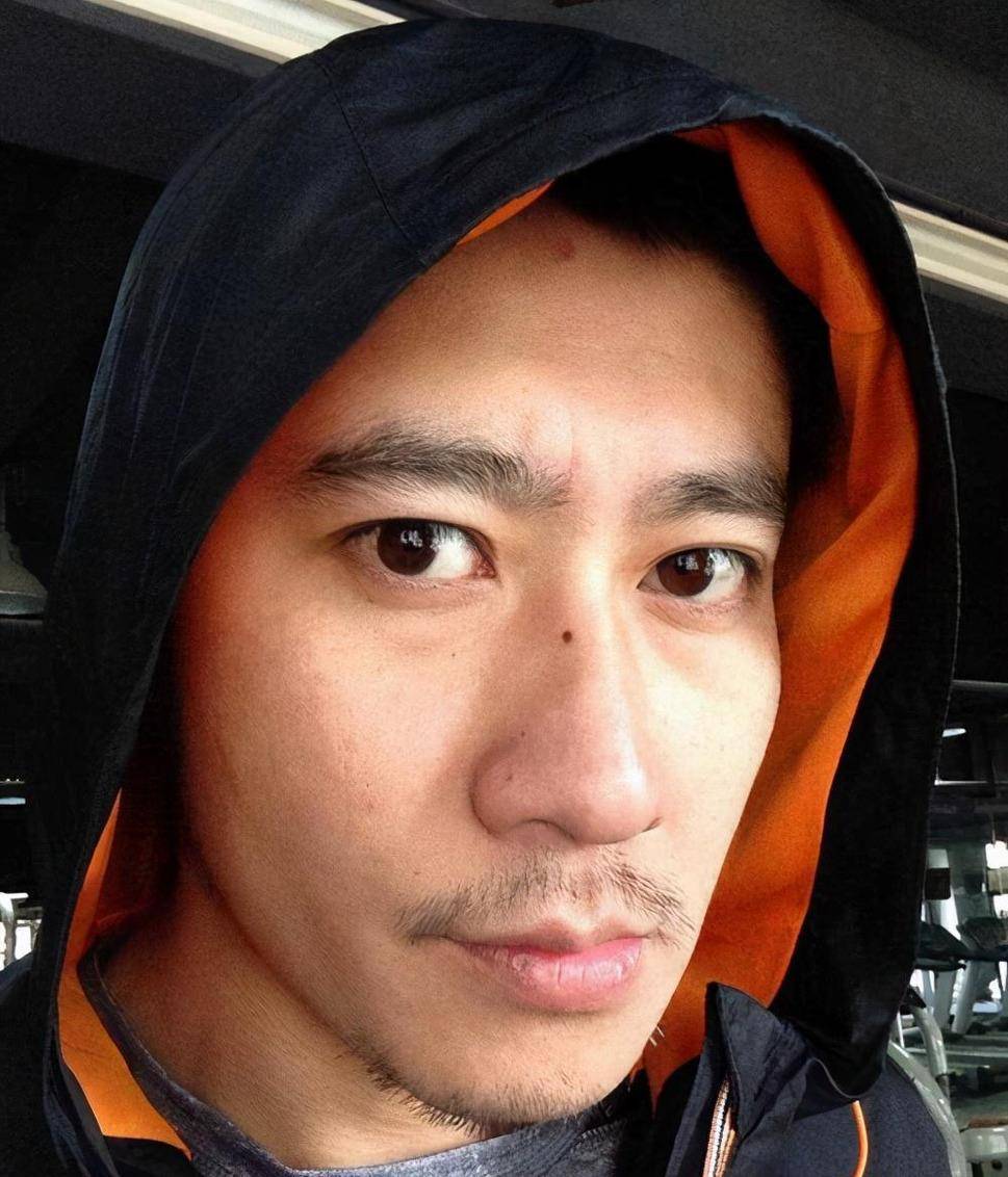 "董坚咚"金磊金磊在剧中饰演的是"董坚咚",剧中的他,是一个文艺的男孩