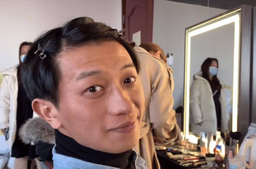 而幸好,瞿泽林五官颜值还是在线,虽说工作人员弄了两个夹子,而瞿泽林