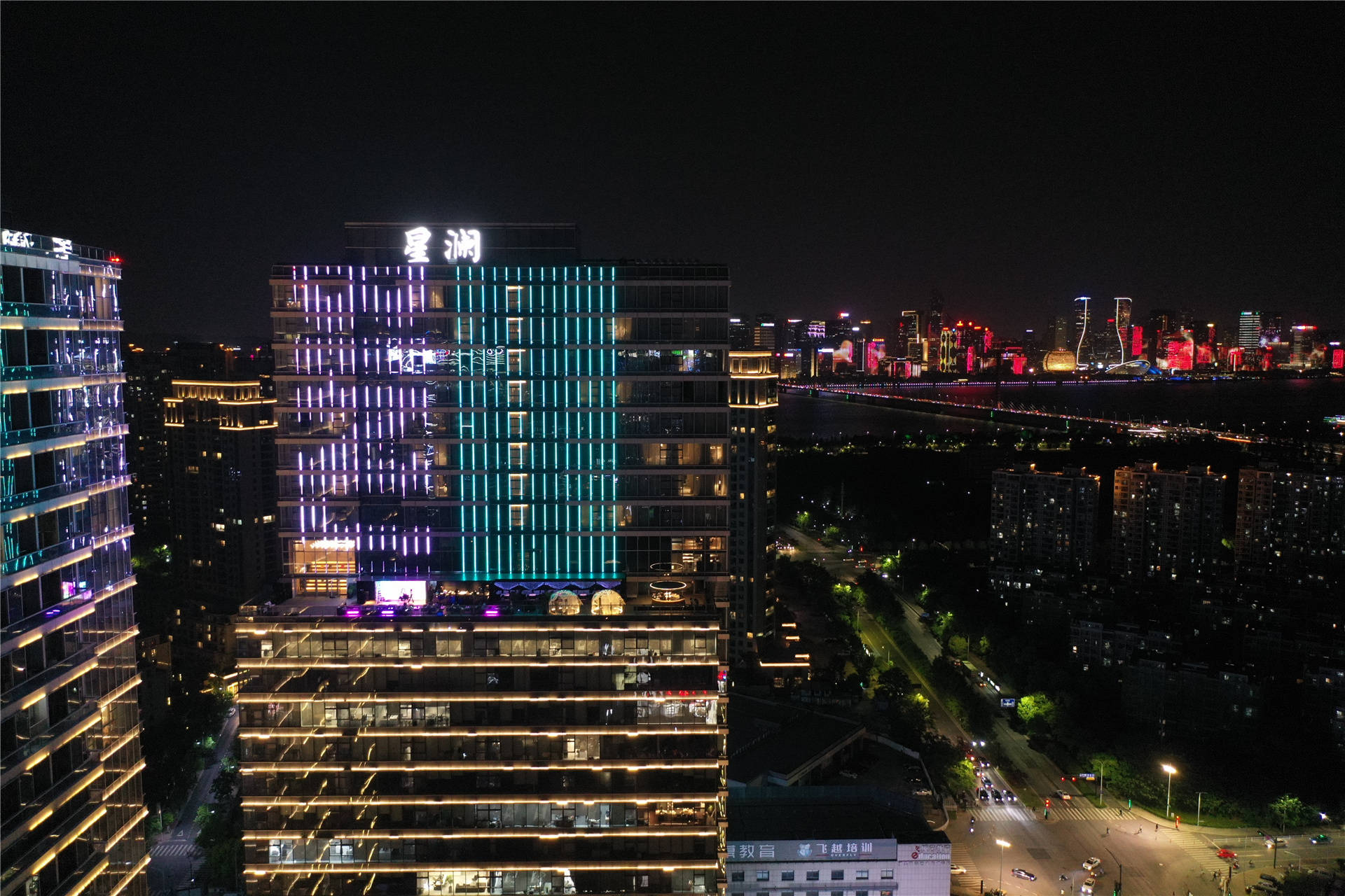 春末夏初,星澜里和星澜酒店联手新锐品牌mill打造的升级版露台在4月的