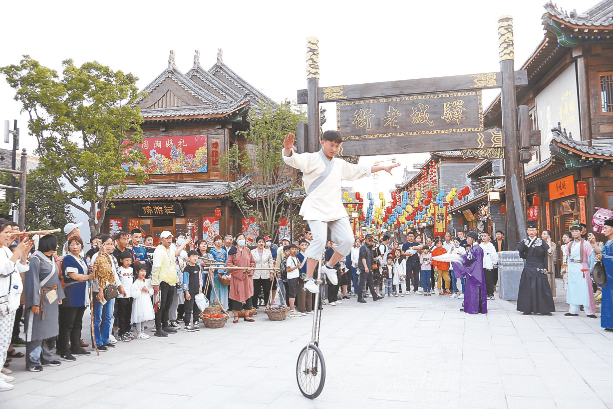 河南省驻马店市皇家驿站的独轮车表演