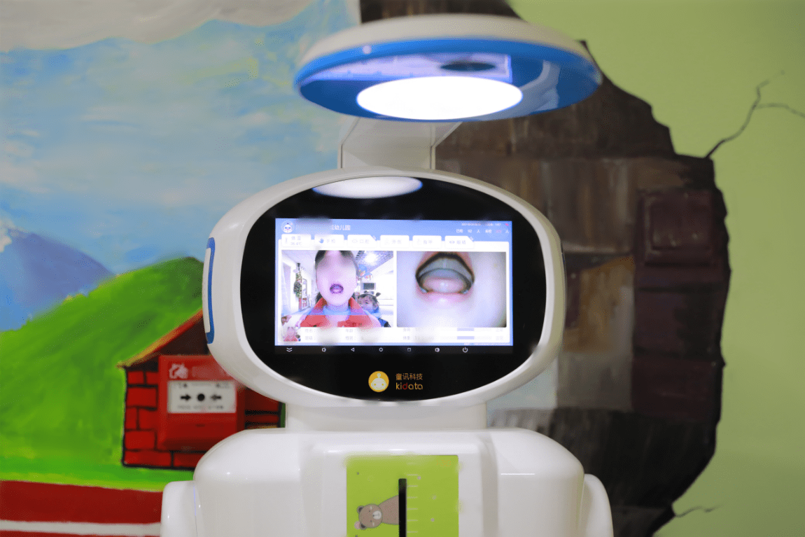 守护成长助力教育阿童目智能晨检机器人为孩子种下科技的种子