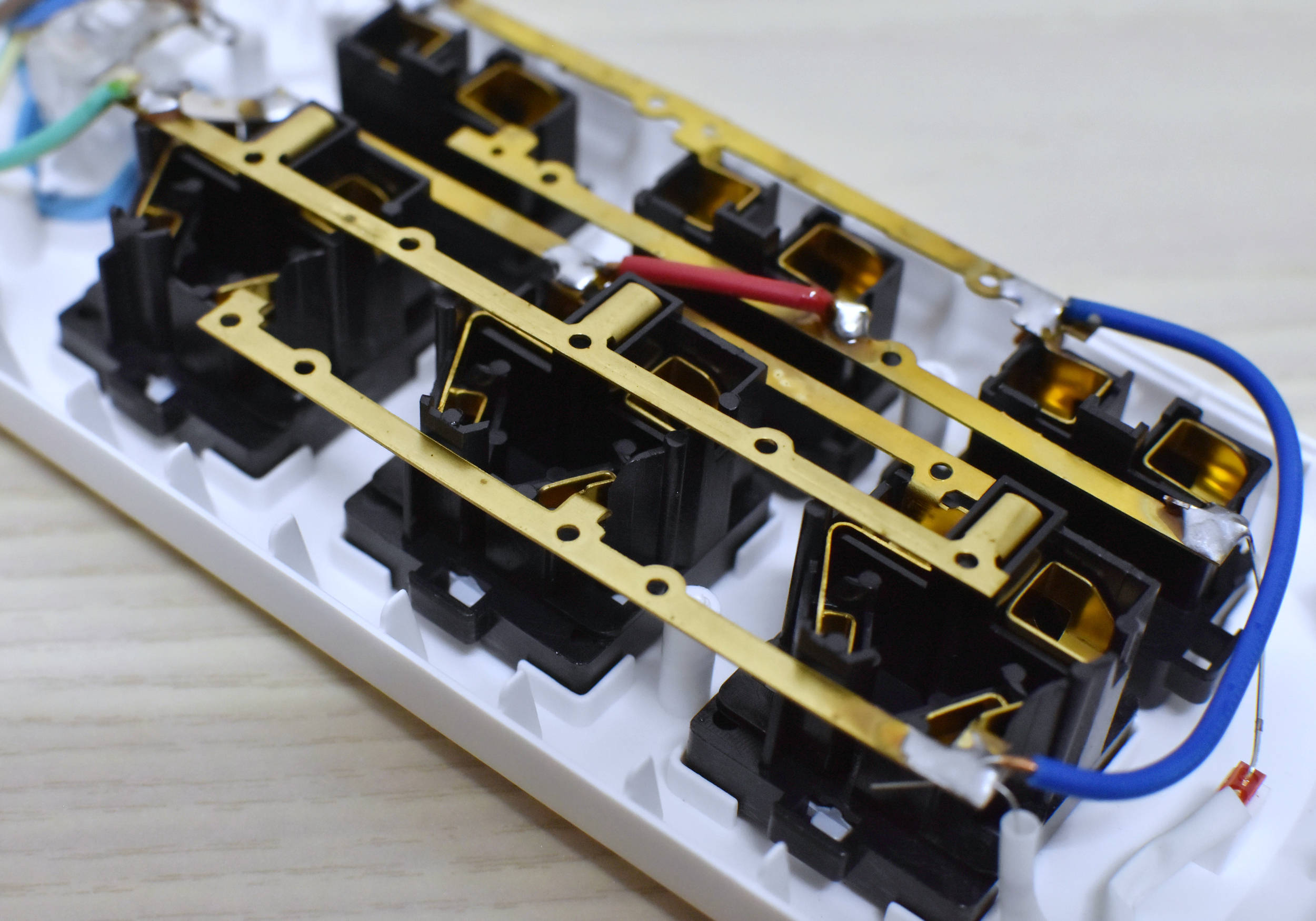 由于这款排插没有选配智能usb接口,所以没有线路板这些配件,相对来说