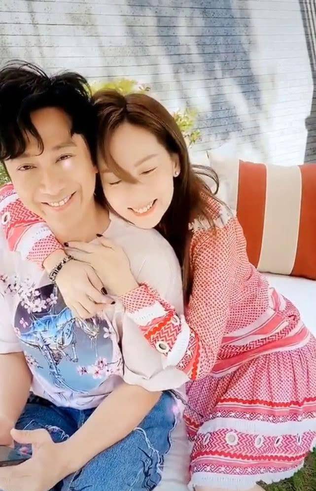 孙耀威当直播网红依旧吸金能力十足与老婆秀恩爱曝光别墅装修