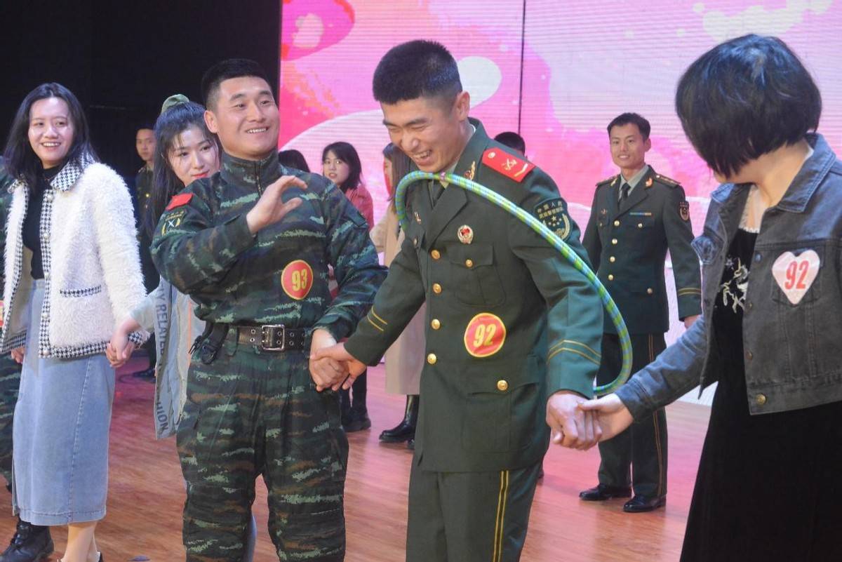原创情定军营:武警机动支队相亲联谊会现场正在疯狂"撒糖"