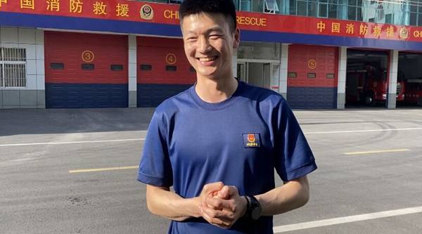 漯河武警小哥向女友求婚 隔壁消防员爬墙头围观鼓掌 消防员:班长先鼓