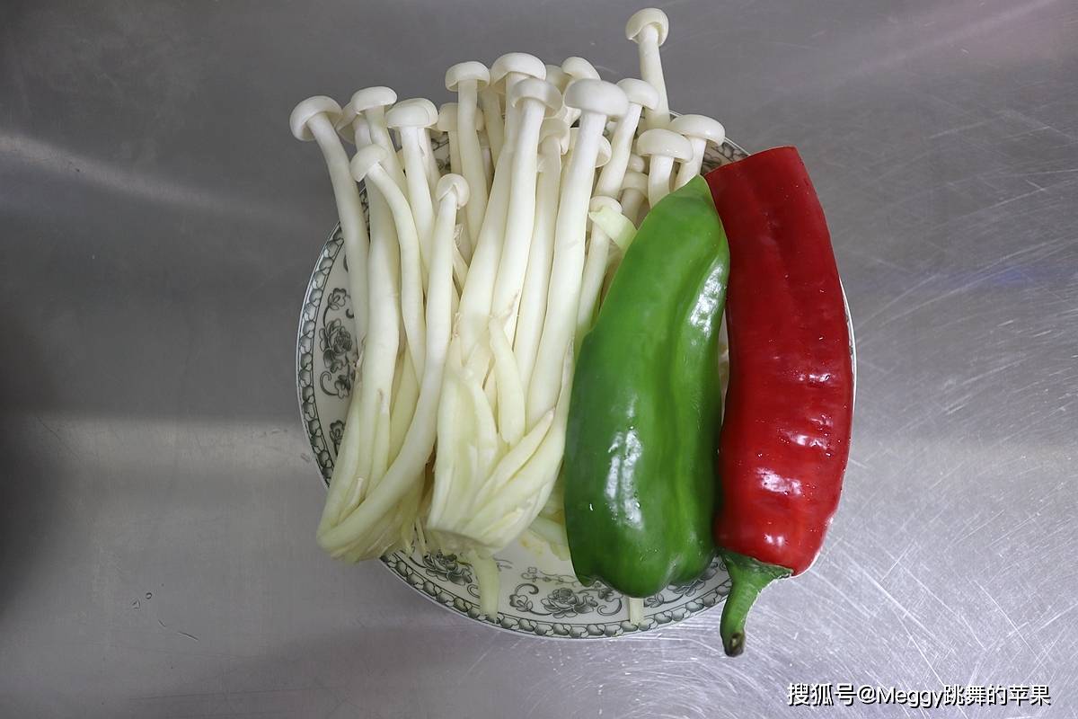 原创
高考营养晚餐巧搭配,3菜1汤,“牛气冲天”真下饭
---【牛气冲天——洋葱炒牛肉】------【青红椒炒白玉菇】------【圆白菜粉条】------【鲜美鸡汤】---