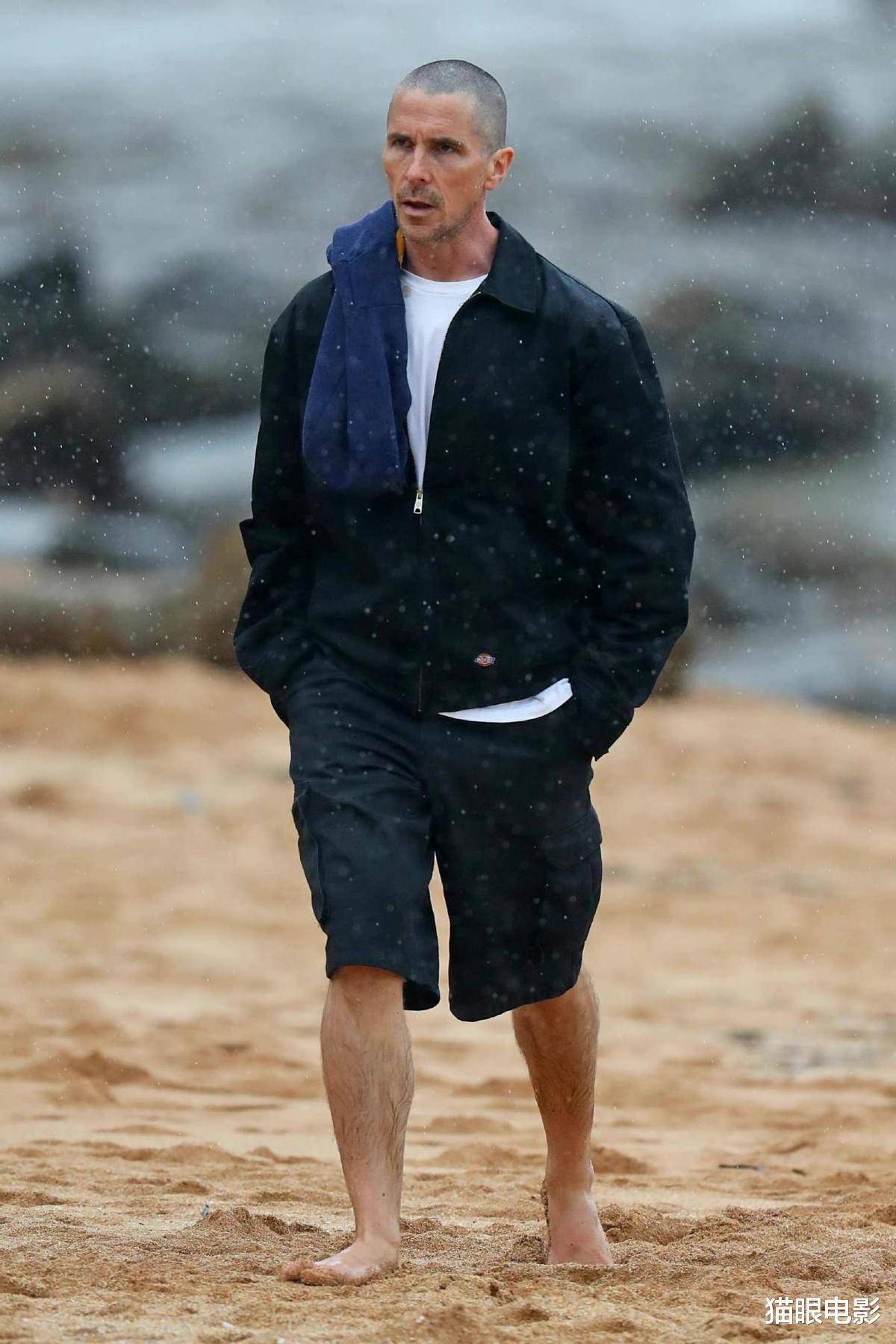 蝙蝠侠贝尔暴瘦颧骨突出,疑似为拍雷神4减重,网友:跟米卡好像