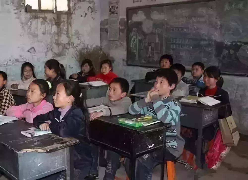 开学送孩子的场景 2df84fa01ada49f7b614055ac336b0e6.jpeg