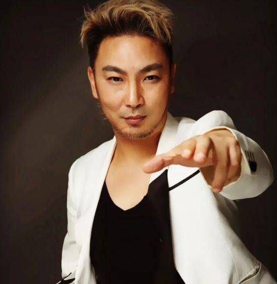 他因一首歌走红,却被伴舞砍伤毁容,如今转型成功身家上亿_陈少华