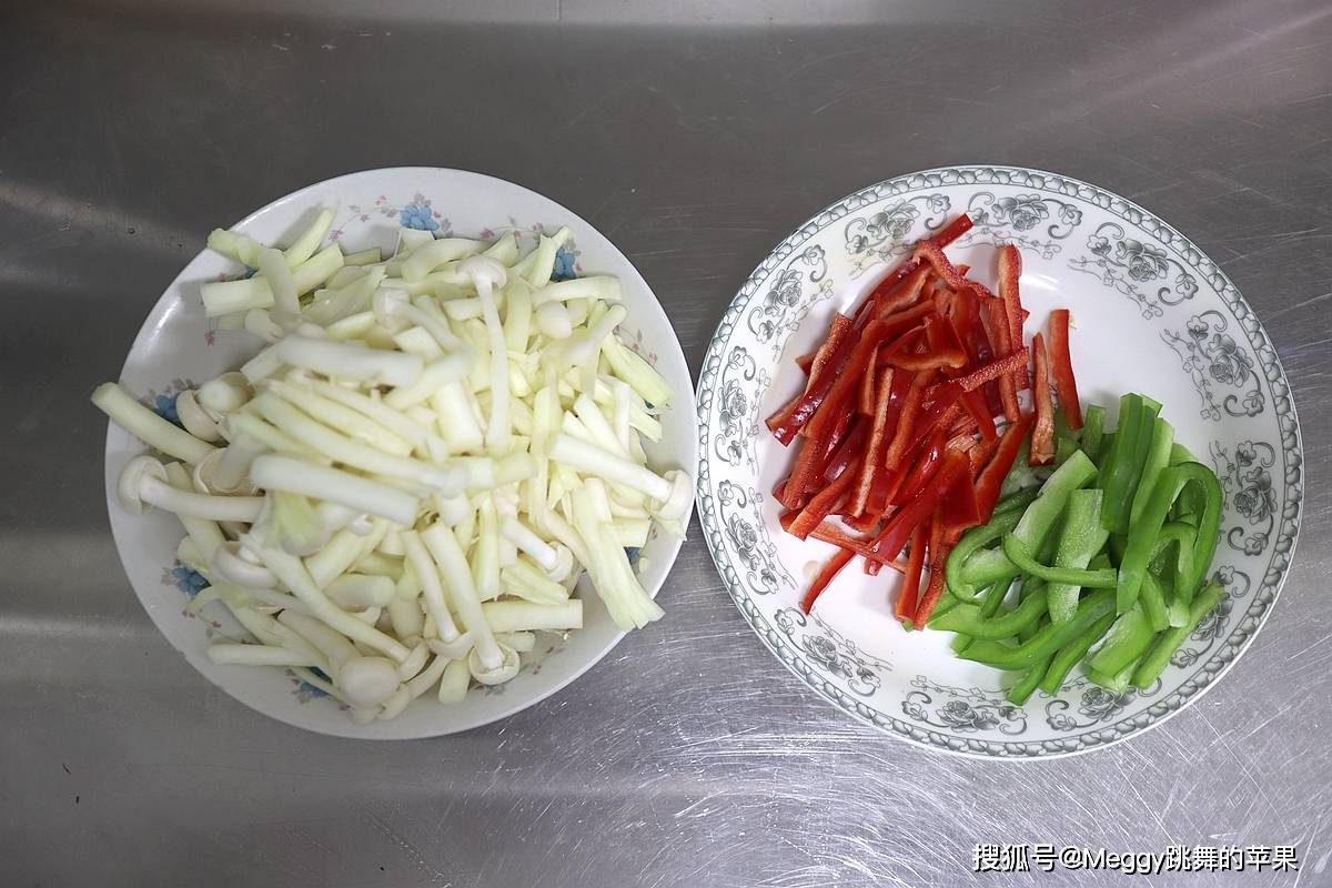 原创
高考营养晚餐巧搭配,3菜1汤,“牛气冲天”真下饭
---【牛气冲天——洋葱炒牛肉】------【青红椒炒白玉菇】------【圆白菜粉条】------【鲜美鸡汤】---