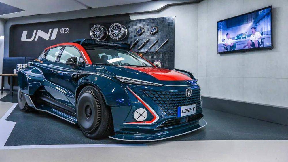 前段时间长安汽车曾联合联合改装顶流,以 uni-t 为蓝本打出了赛博朋克