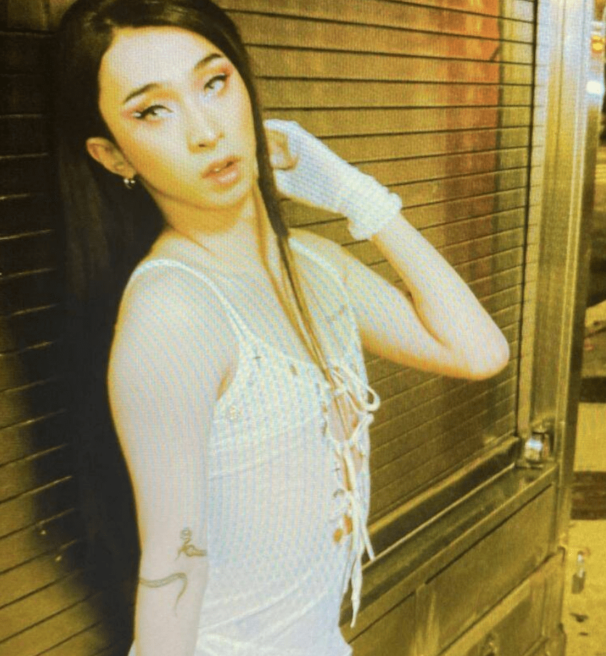 原创庾澄庆儿子穿女装上街高跟鞋搭配吊带裙辣眼睛网友妖怪吗