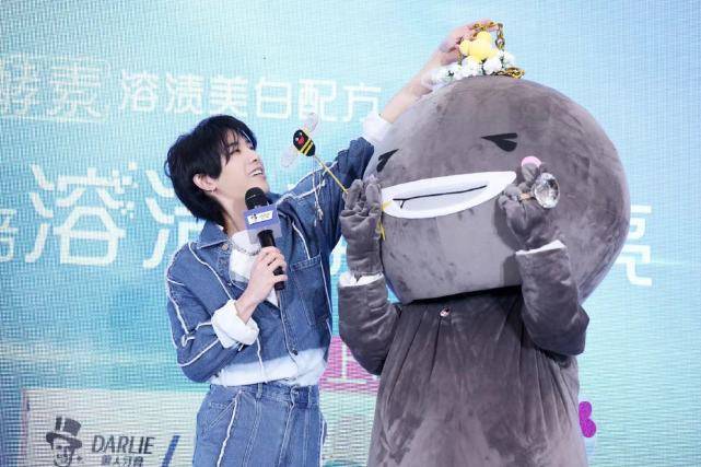 原创华晨宇跟助理有一个几岁大的儿子粉丝晒出对方照片曝光传闻真相