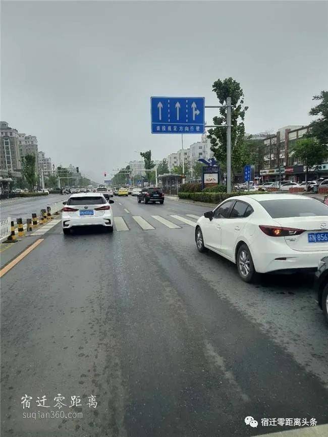 宿迁一路口发生交通事故三车追尾