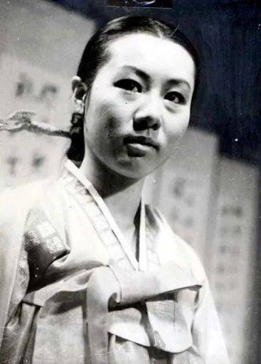 剧中她饰演的王妃张禧嫔倾国倾城,宠冠后宫,为独占君王而广植党羽