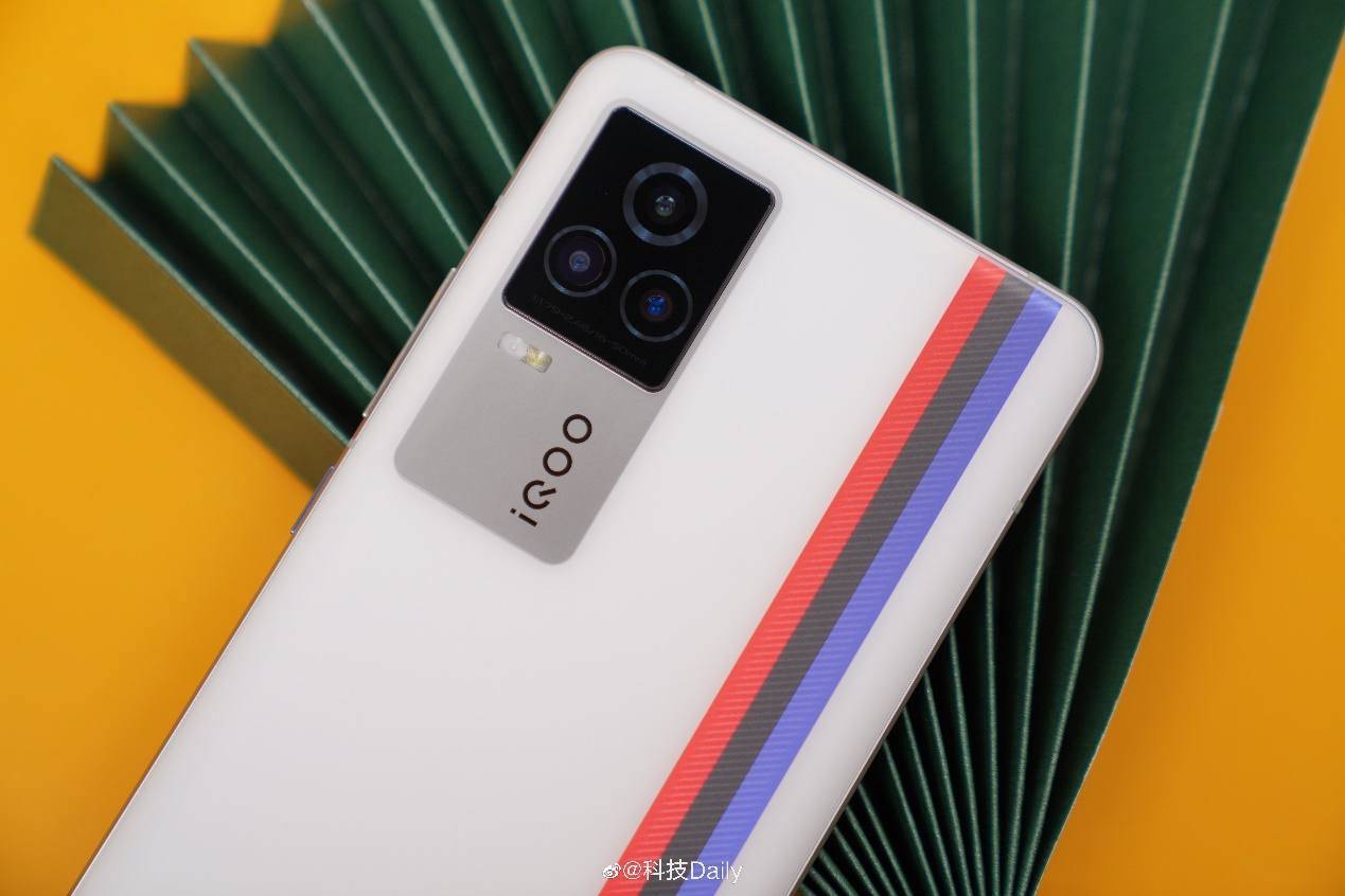 iphone13或采用新id设计网友表示有iqoo7传奇版好看吗