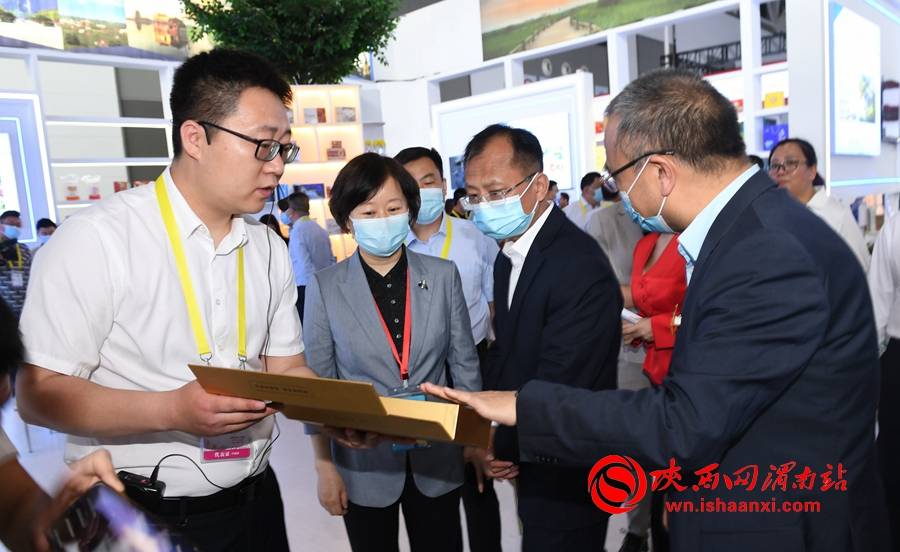 渭南市委书记市长王琳视察第五届丝博会渭南展馆组图