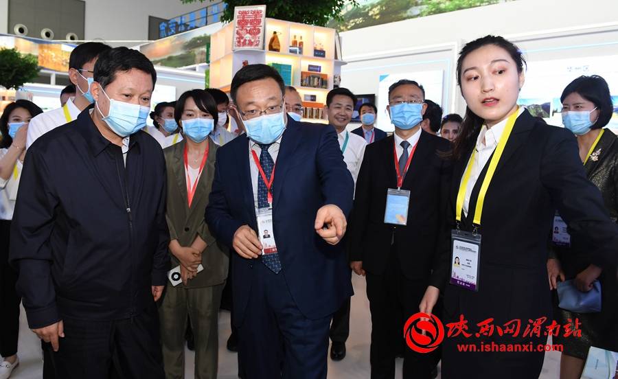 渭南市委书记市长王琳视察第五届丝博会渭南展馆组图
