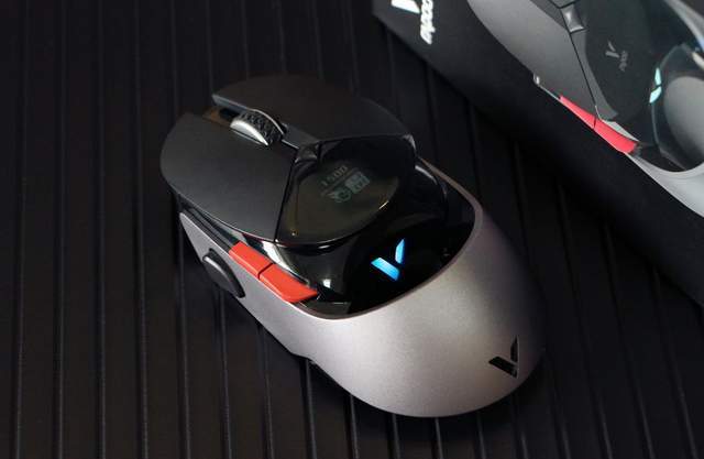 竞仔|雷柏VT960测评！超跑造型、有线无线双模连接、做最亮的电竞仔