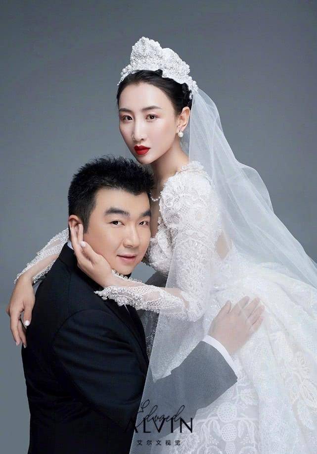 何雯娜晒中西式婚纱照产后6个月瘦出尖下巴小蛮腰钻戒抢镜