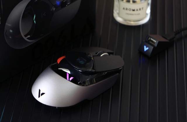 竞仔|雷柏VT960测评！超跑造型、有线无线双模连接、做最亮的电竞仔