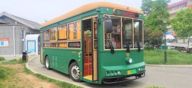 本批银隆新能源仿古铛铛车投放于汝州量身定制的观光线路27路中,途经