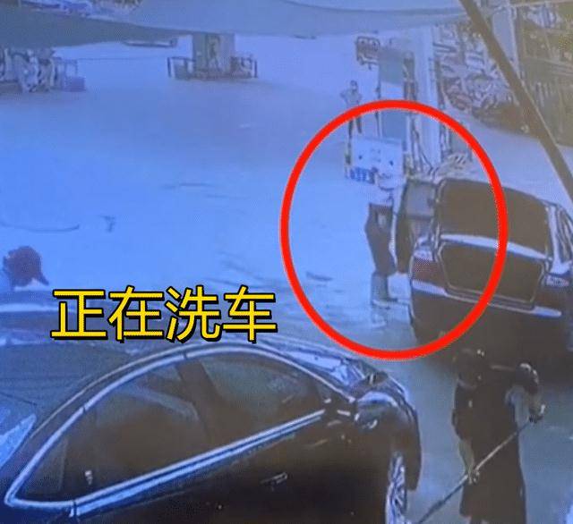 贵州洗车工挪车未告知车主 男子以为溜车 丢掉包和鞋拔腿狂追 车子