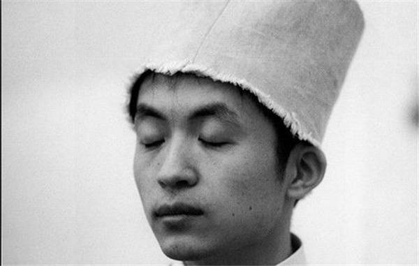 原创诗人顾城杀妻后儿子木耳被姑姑带到国外读书现在如何了