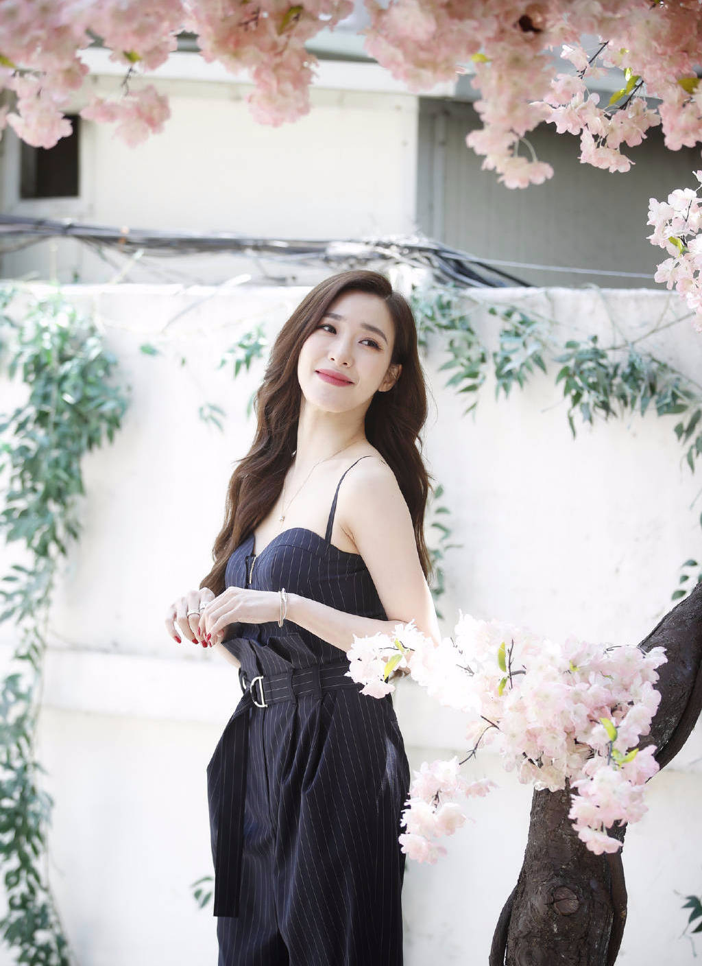 黄美英穿抹胸连体裤笑容甜美 黑色长卷发知性优雅