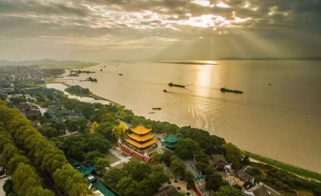 岳阳楼有一个"沉重"的大铁枷,专家研究多年,不知道它是干啥的_洞庭湖