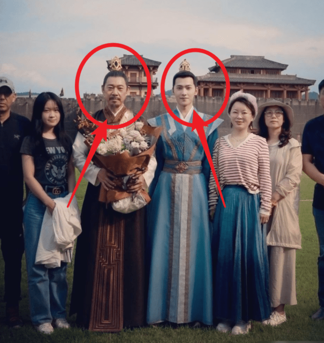 张丰毅与李若彤晒健身合照,皮肤色差明显