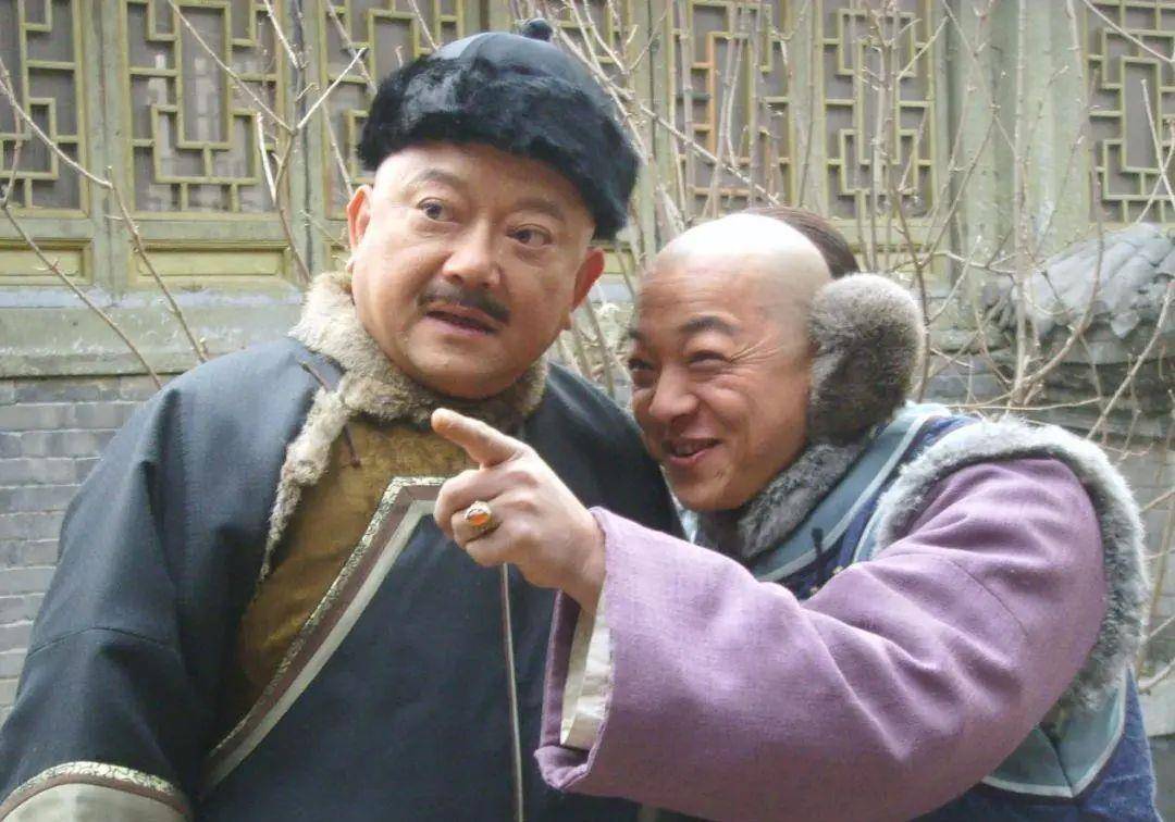 老戏骨张春年罕现身,独自坐地铁上下班,祖孙三代却挤一个小窝